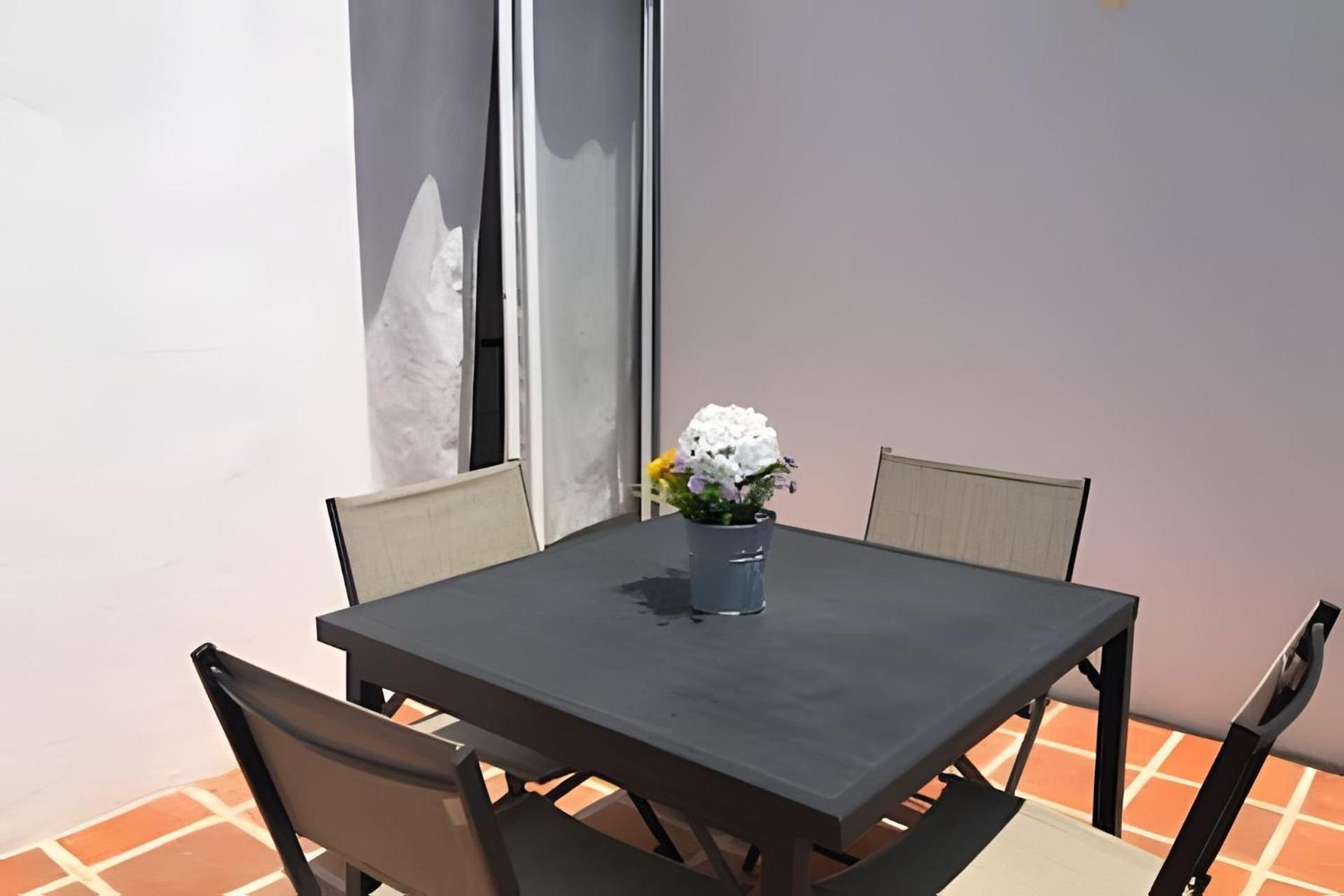 Modern Pool Side 3 Bedroom House, Сasa de vacaciones